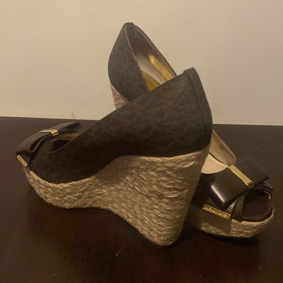 Michael KORS MEG  MK Signature PVC Peep Toe Wedges - Picture 4 of 11